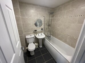 Combined shower/bathtub, rainfall showerhead, hair dryer, towels