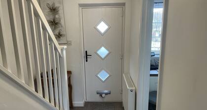 River House 2BR 1 bathroom & downstairs toilet Parking St Neots Town Centre