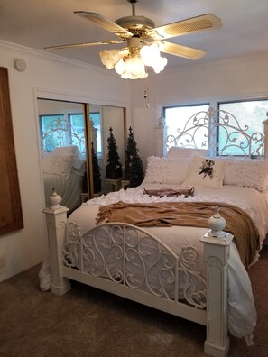 1 habitación, tabla de planchar con plancha y ropa de cama 