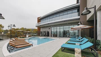Kolam renang outdoor, dengan kursi berjemur