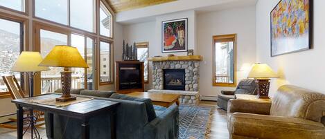 Fernseher, Kamin, DVD-Player