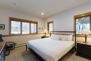 3 bedrooms, iron/ironing board, Internet, bed sheets