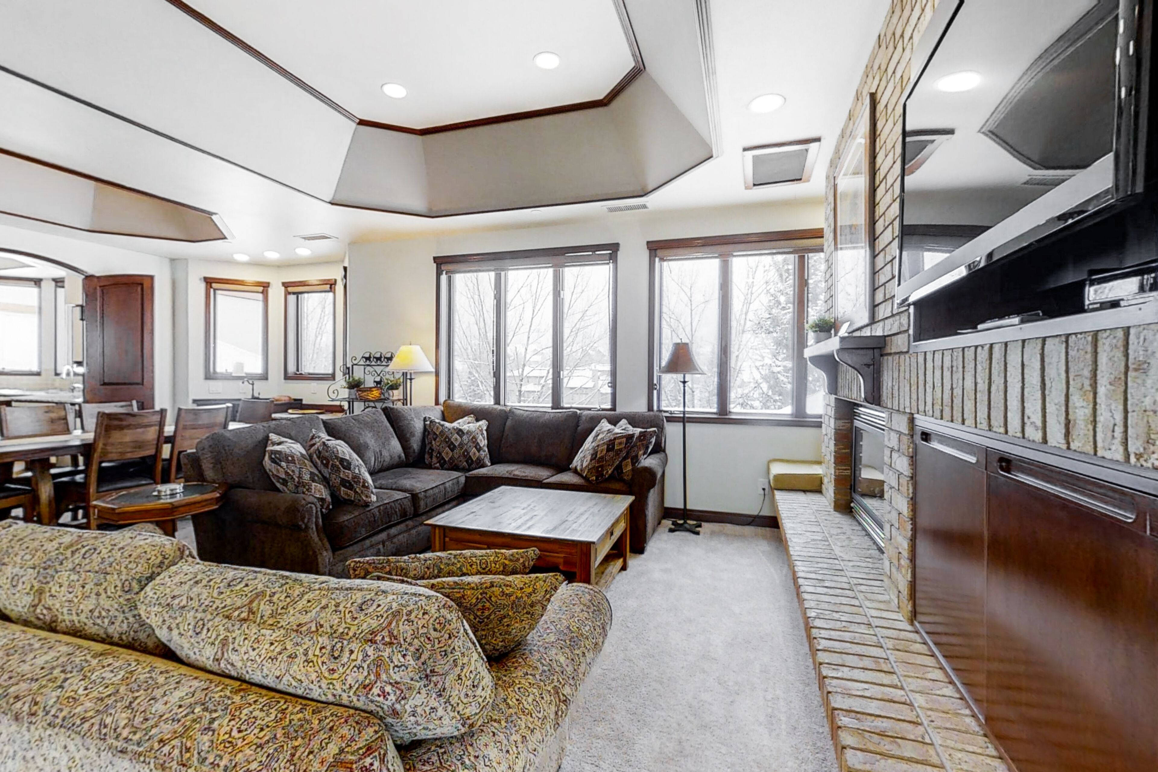 Fernseher, Kamin, DVD-Player, Stereoanlage