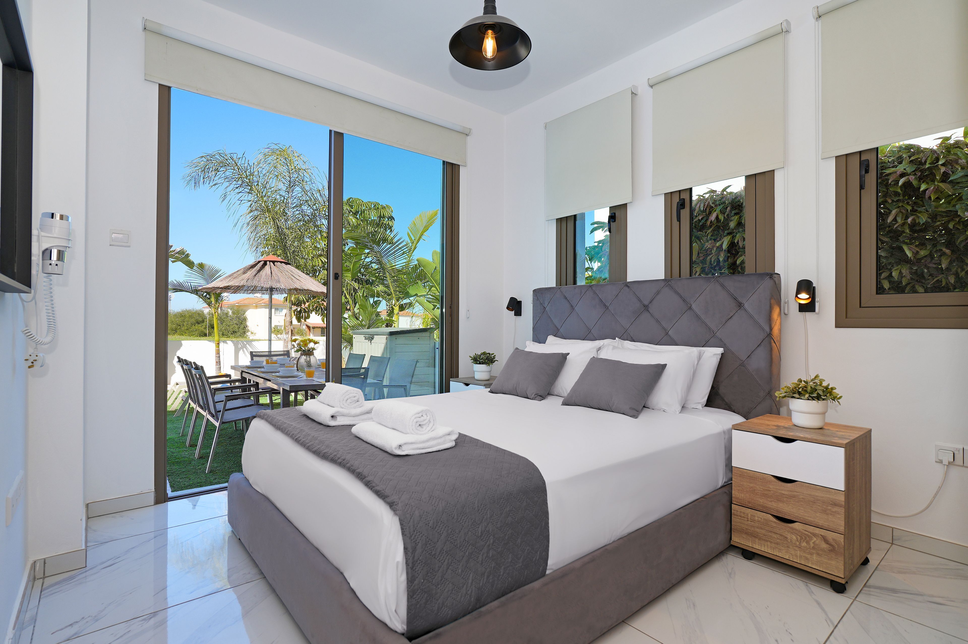 4 bedrooms, iron/ironing board, internet, bed sheets