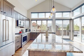 Jääkaappi, mikroaaltouuni, uuni, liesi