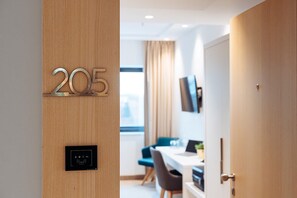 Habitación estándar | Ropa de cama de alta calidad, camas con pillow-top y minibar 