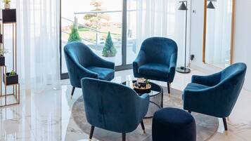 Coin salon dans le hall