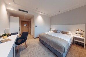Standaard kamer | Luxe beddengoed, pillowtop-bedden, een minibar, een kluis op de kamer