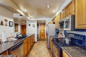 ثلاجة، ميكروويف، فرن، موقد طهي مسطح