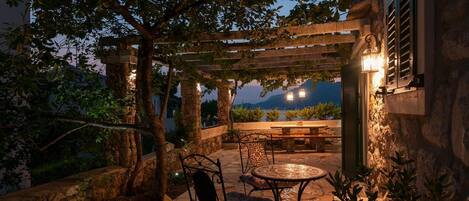 تناول الطعام بالخارج