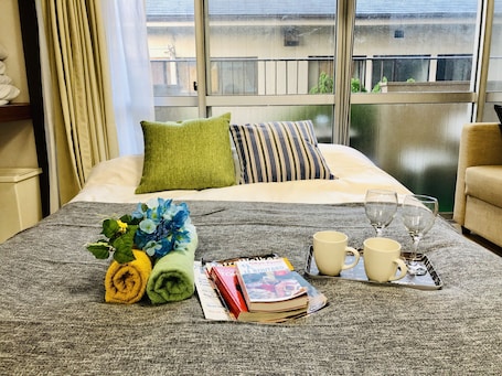 Decoración personalizada, muebles diferentes y cortinas blackout