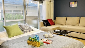 公寓 | 1 多间卧室、特色装修、办公桌、笔记本电脑工作区