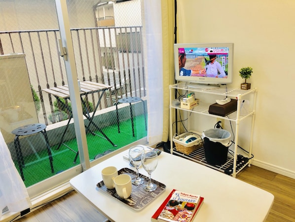 1 bedroom, individually decorated, desk, laptop workspace