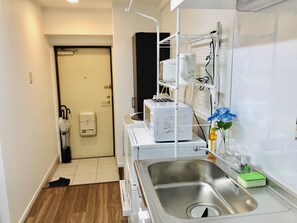 RC2 (202) Non-smoking | Shared kitchen | Fridge, microwave, stovetop, electric kettle