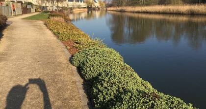 2BR &2 Bath Riverside Penthouse 2 Parking View Near St Neots