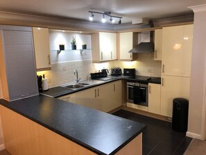Fridge, microwave, oven, stovetop - Meadow View Apt  2BR & 2 Bath  Parking Near St Neots (Saint Neots)