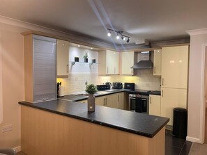 Fridge, microwave, oven, stovetop - Meadow View Apt  2BR & 2 Bath  Parking Near St Neots (Saint Neots)