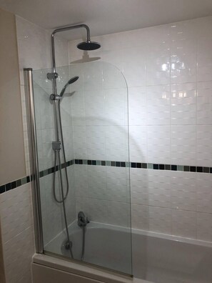 Combined shower/bathtub, hair dryer, towels
