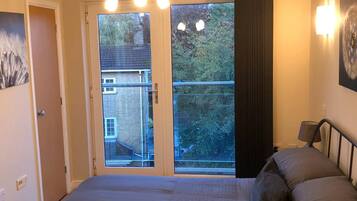 2 bedrooms, iron/ironing board, internet, bed sheets