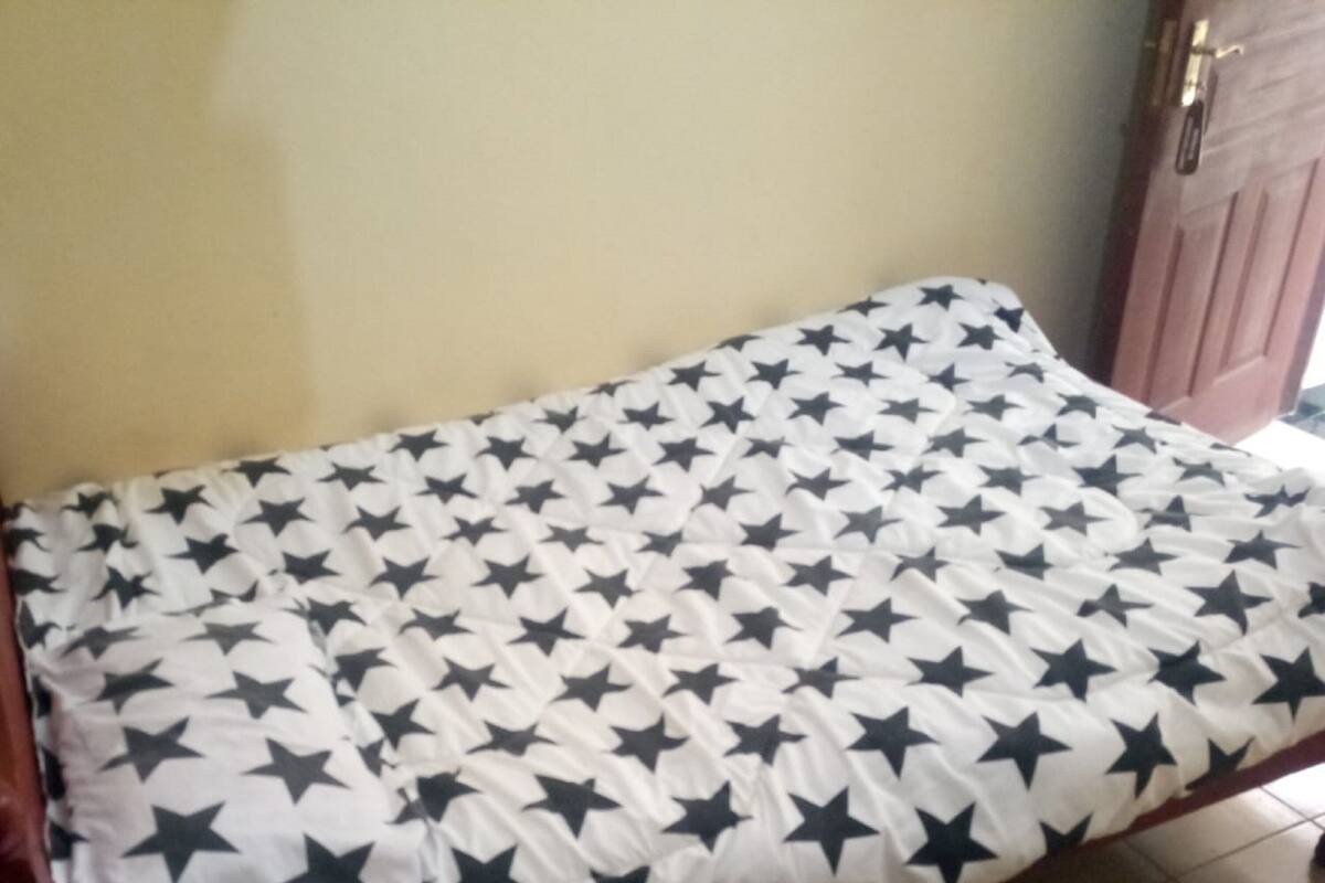 Single Room | Desk, WiFi (free), bed sheets