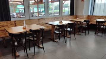供應午餐和晚餐,地區料理