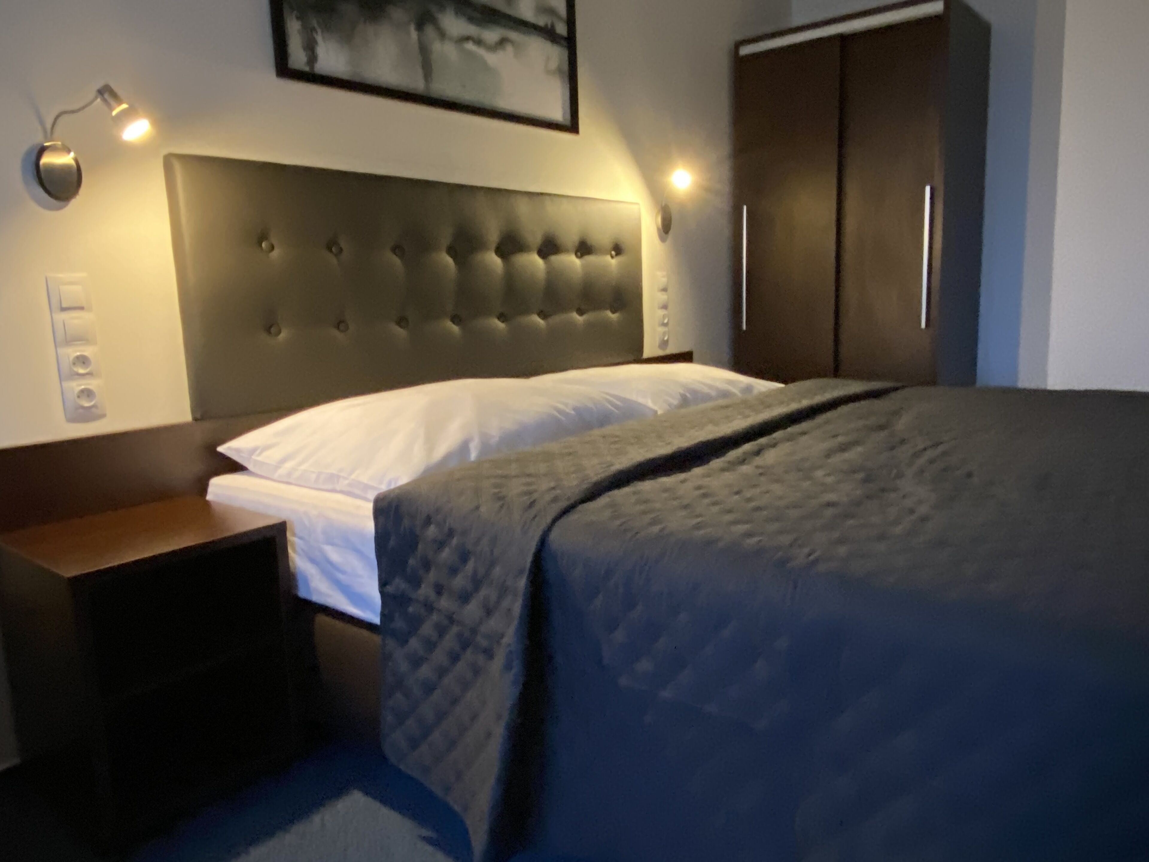 Escritorio, espacio para trabajar con laptop, cortinas blackout y cunas 