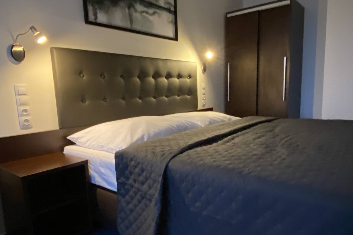 Escritorio, espacio para trabajar con laptop, cortinas blackout y cunas