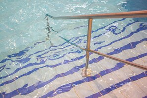 Una piscina techada, guardavidas en la propiedad