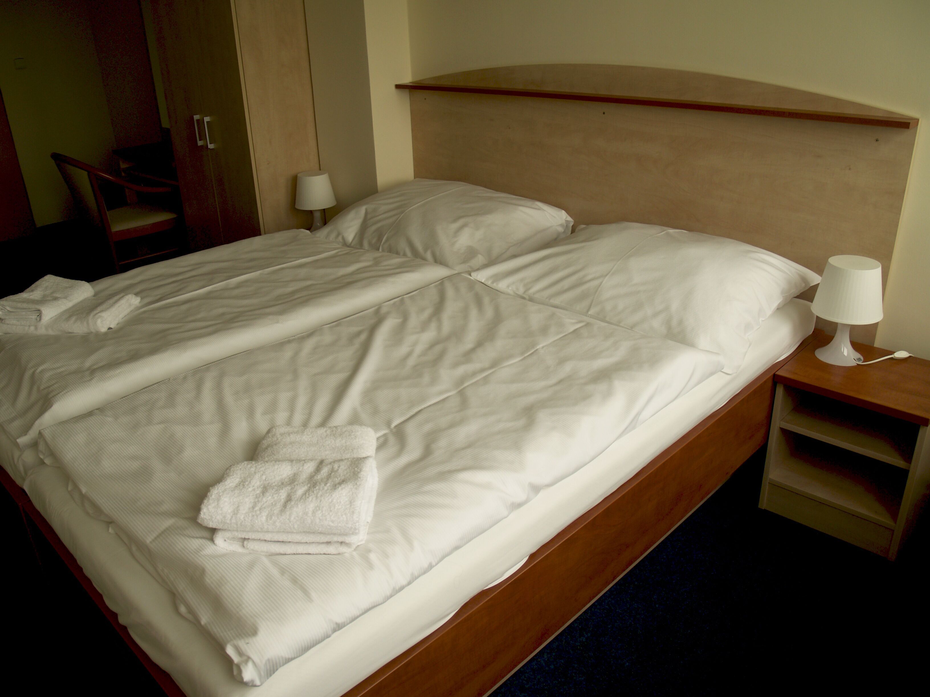 Escritorio, espacio para trabajar con laptop, cortinas blackout y cunas 