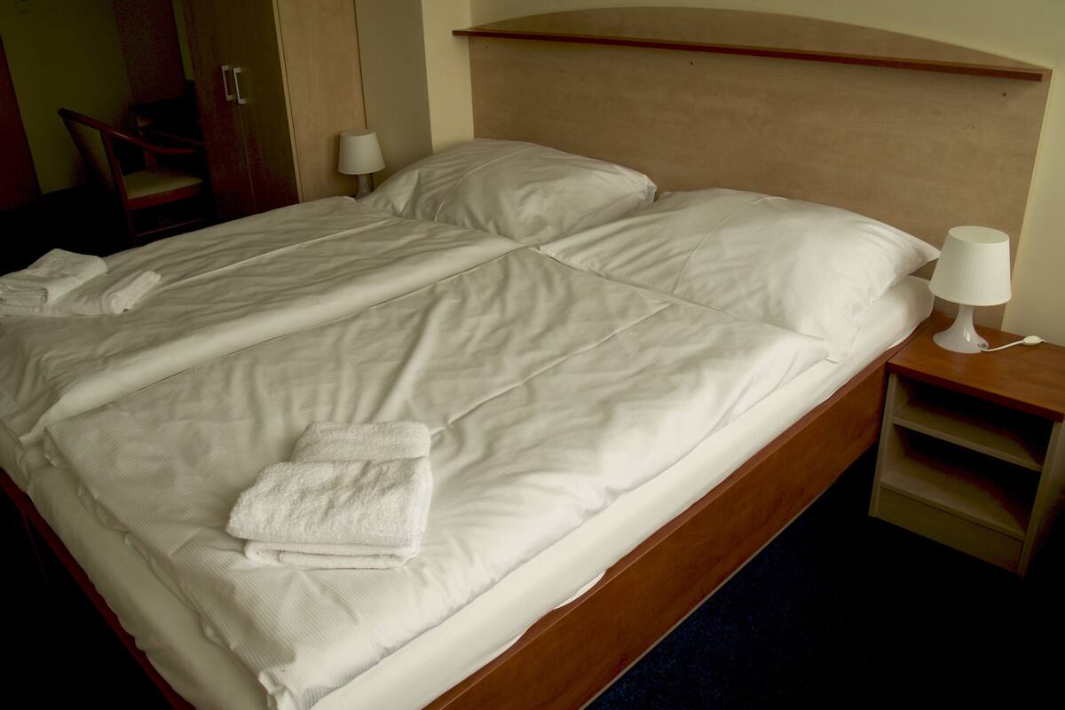 Escritorio, espacio para trabajar con laptop, cortinas blackout y cunas