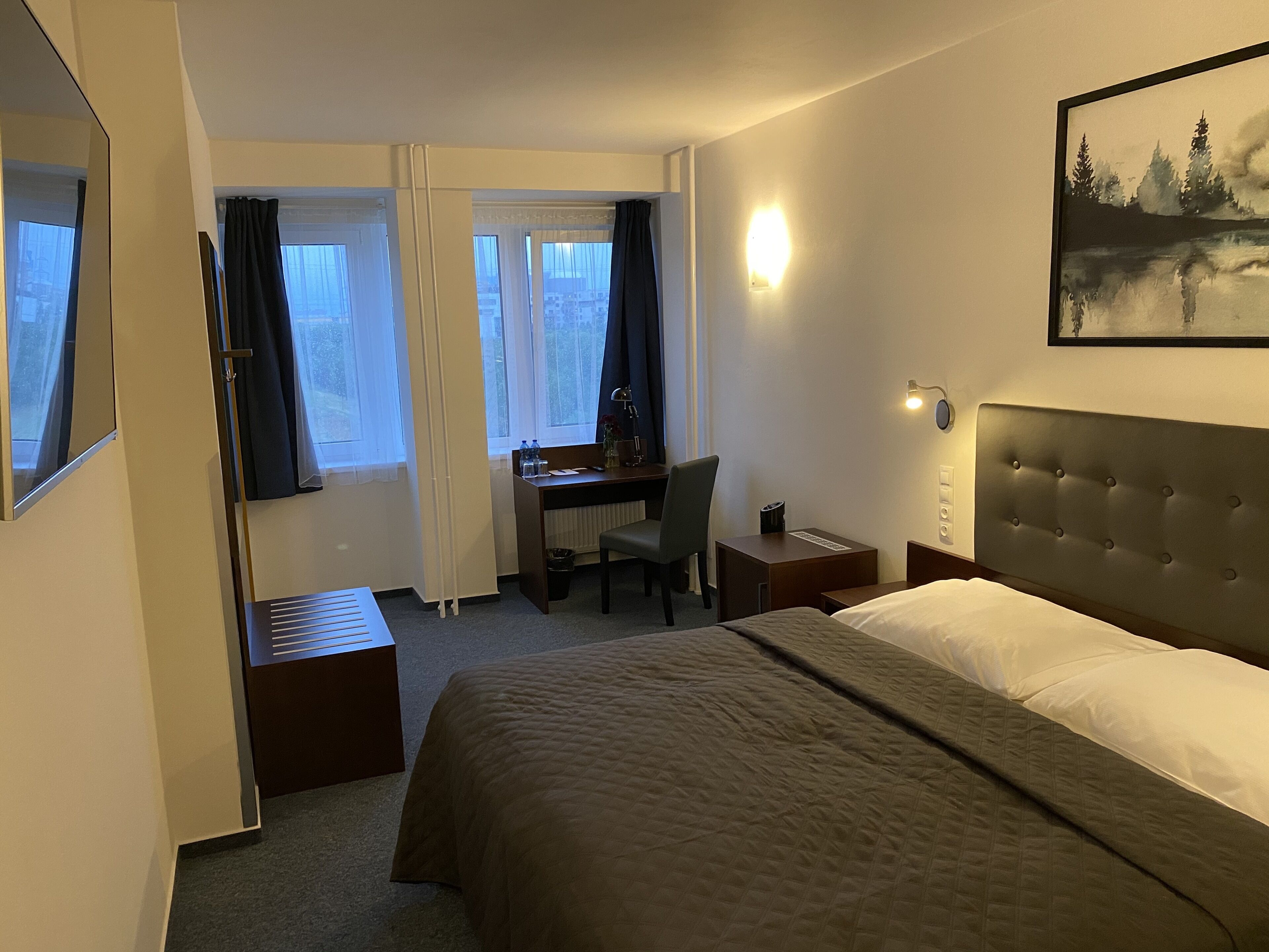 Escritorio, espacio para trabajar con laptop, cortinas blackout y cunas 