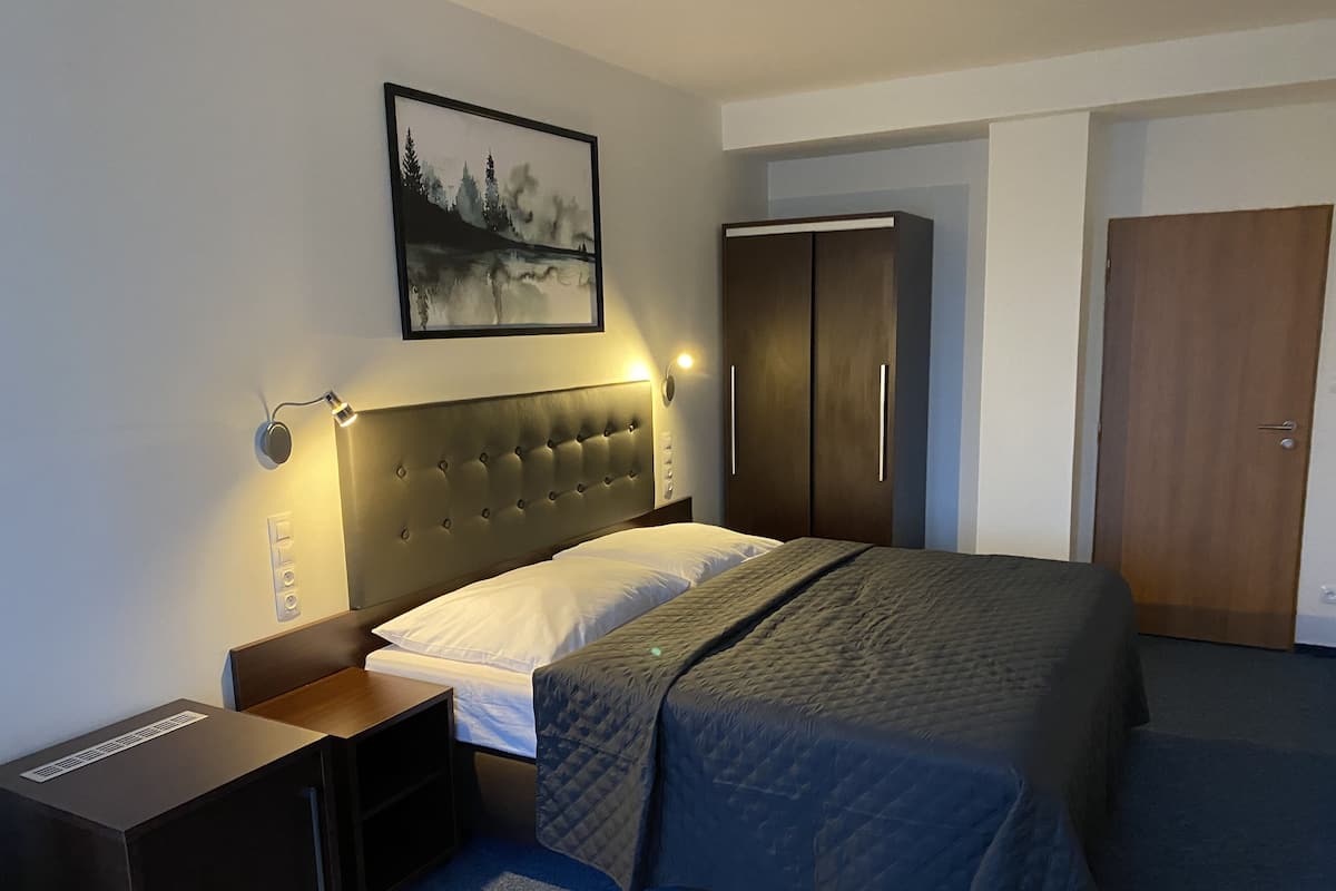 Kamar Double Superior, 1 kamar tidur, pemandangan taman | Meja kerja, ruang kerja ramah laptop, dan tirai kedap cahaya