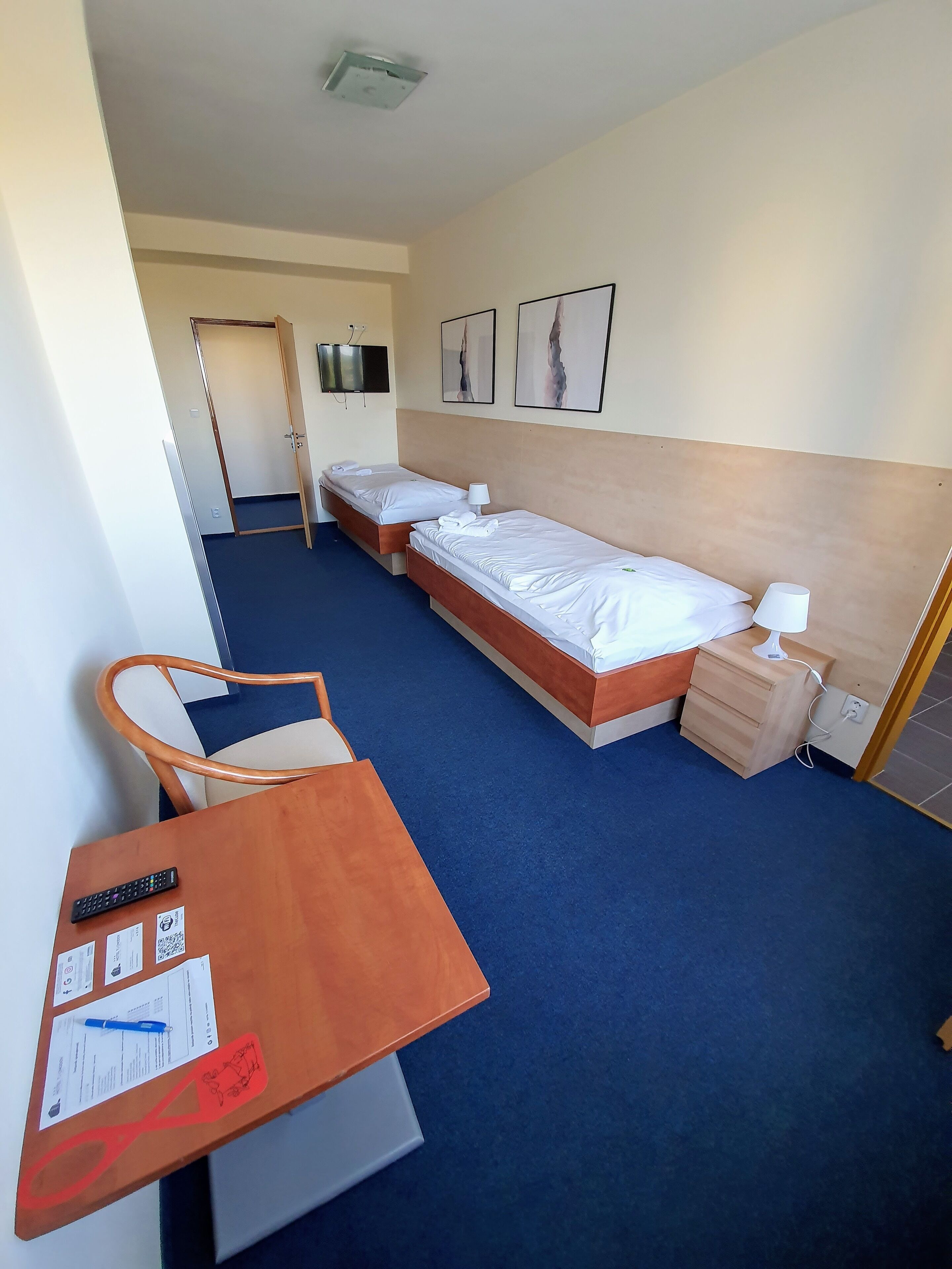 Escritorio, espacio para trabajar con laptop, cortinas blackout y cunas 