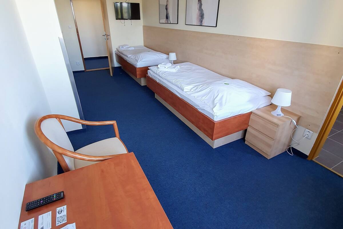 Escritorio, espacio para trabajar con laptop, cortinas blackout y cunas