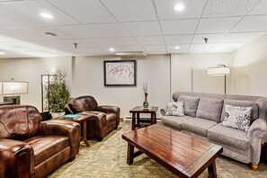 TV, fireplace, DVD player, video library - Desirable location with pool, hot tubs & gym - near the gondola (Steamboat Springs)