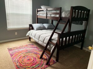 4 bedrooms, iron/ironing board, travel crib, free WiFi - SE Park Ave 4B Retreat, Walk to MAX Station (Milwaukie)