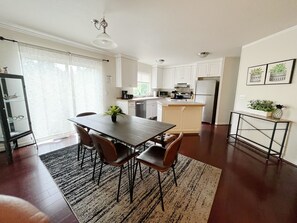 Dining - SE Park Ave 4B Retreat, Walk to MAX Station (Milwaukie)