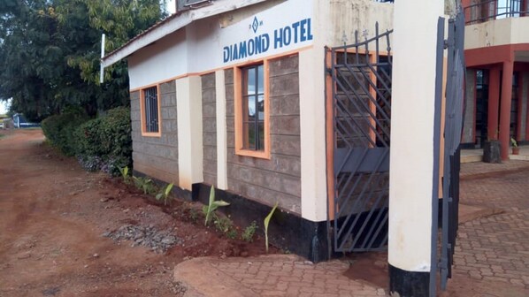 Property entrance - Robert's Village Inn (Kisumu)