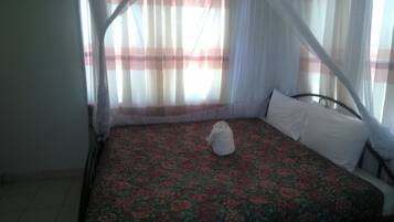 Double Room | Desk, free WiFi, bed sheets