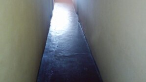 A narrow, dimly lit hallway with a light source at the end. - Mukuruwe-Ini Guest House (Marua)