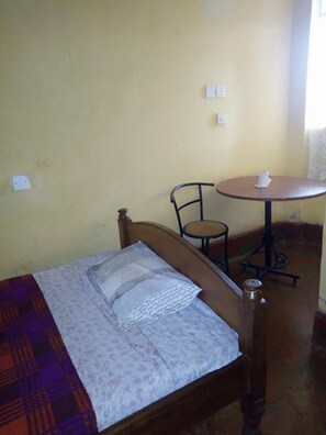 Double Room | Desk, free WiFi, bed sheets - Mukuruwe-Ini Guest House (Marua)