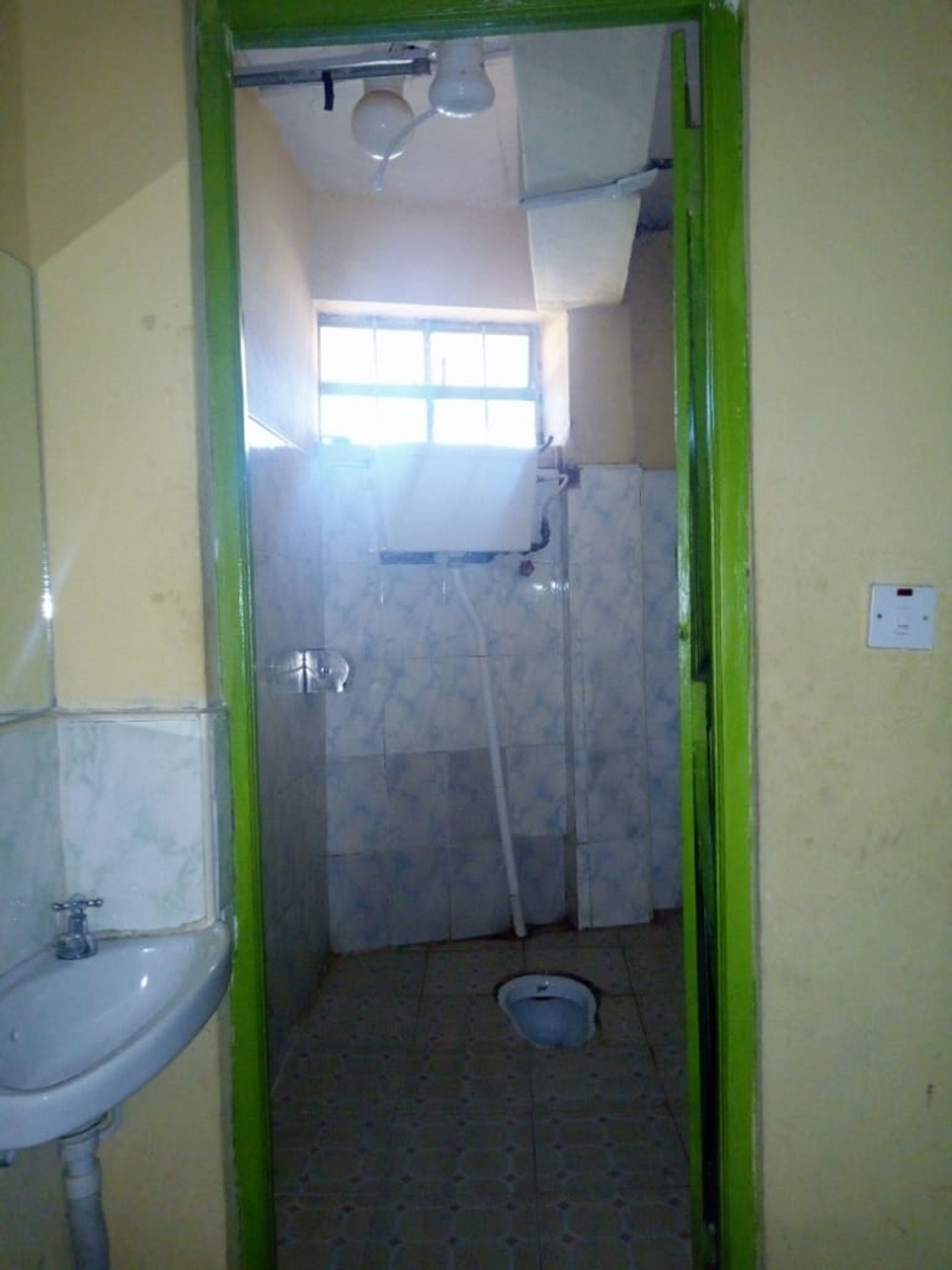 Un baño con lavamanos, inodoro y zona de ducha.