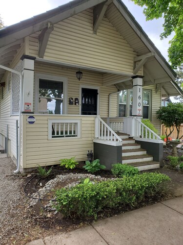 Cozy Cellar Retreat in 1900's Bungalow