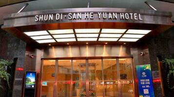 Fachada da propriedade à noite