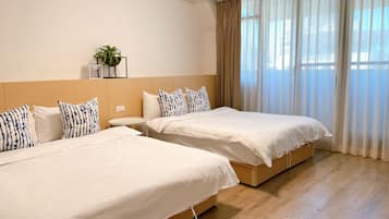 Ropa de cama de alta calidad, escritorio y cortinas blackout