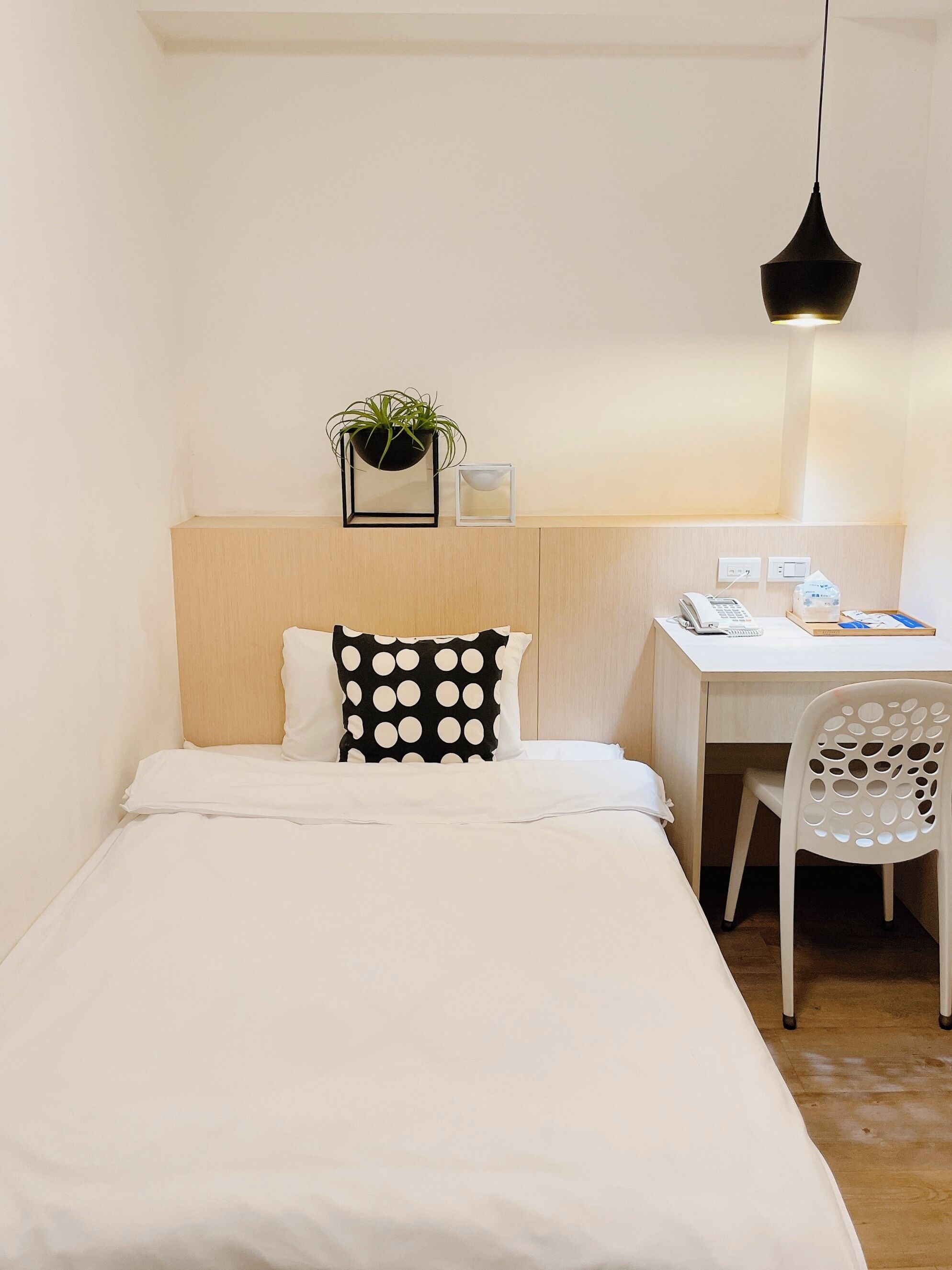 Chambre simple Standard (no parking) | Literie de qualité, bureau, rideaux d’obscurcissement