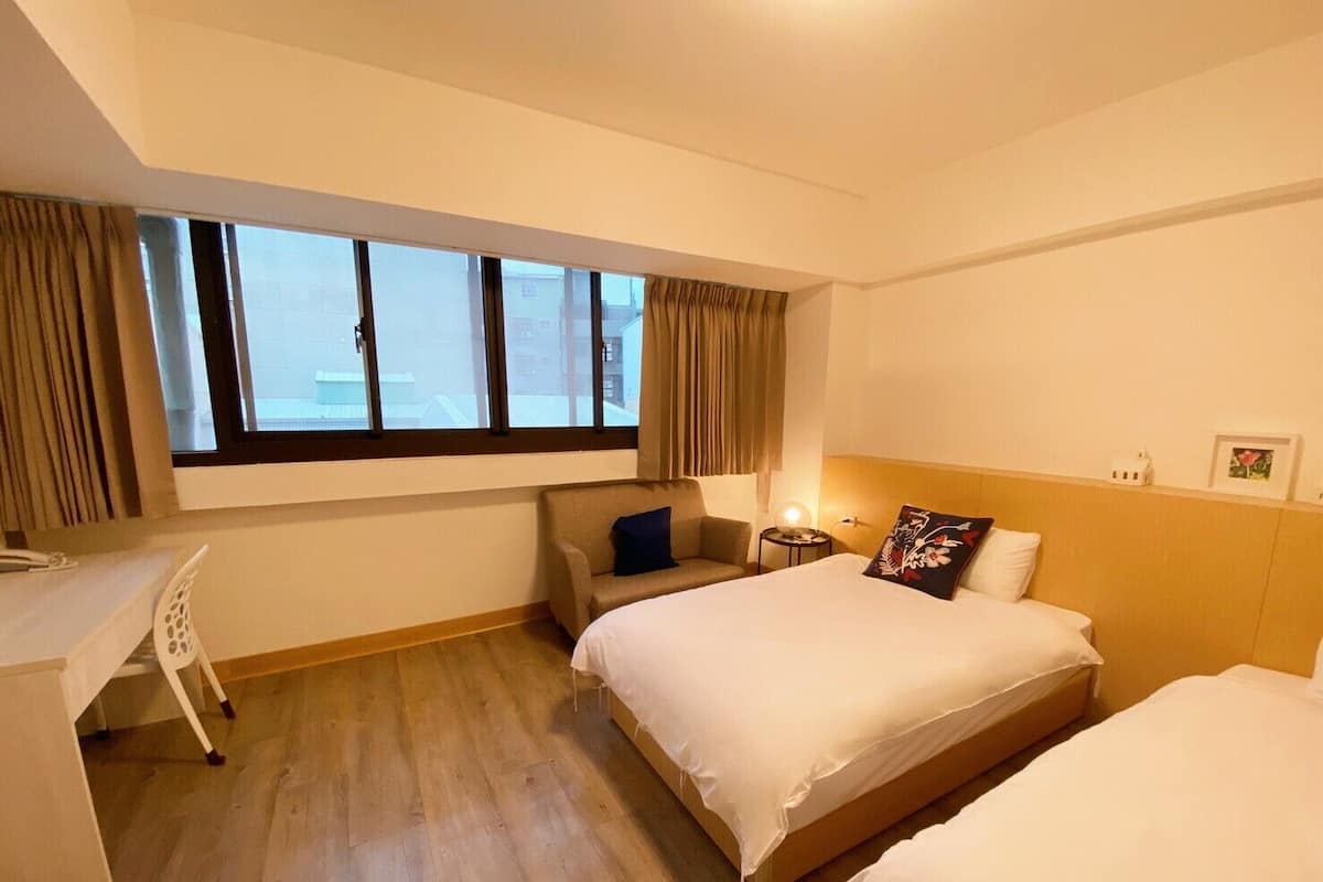 Economy kamer, 1 twee- of 2 eenpersoonsbedden (no parking) | 1 slaapkamer, luxe beddengoed, een bureau, verduisterende gordijnen