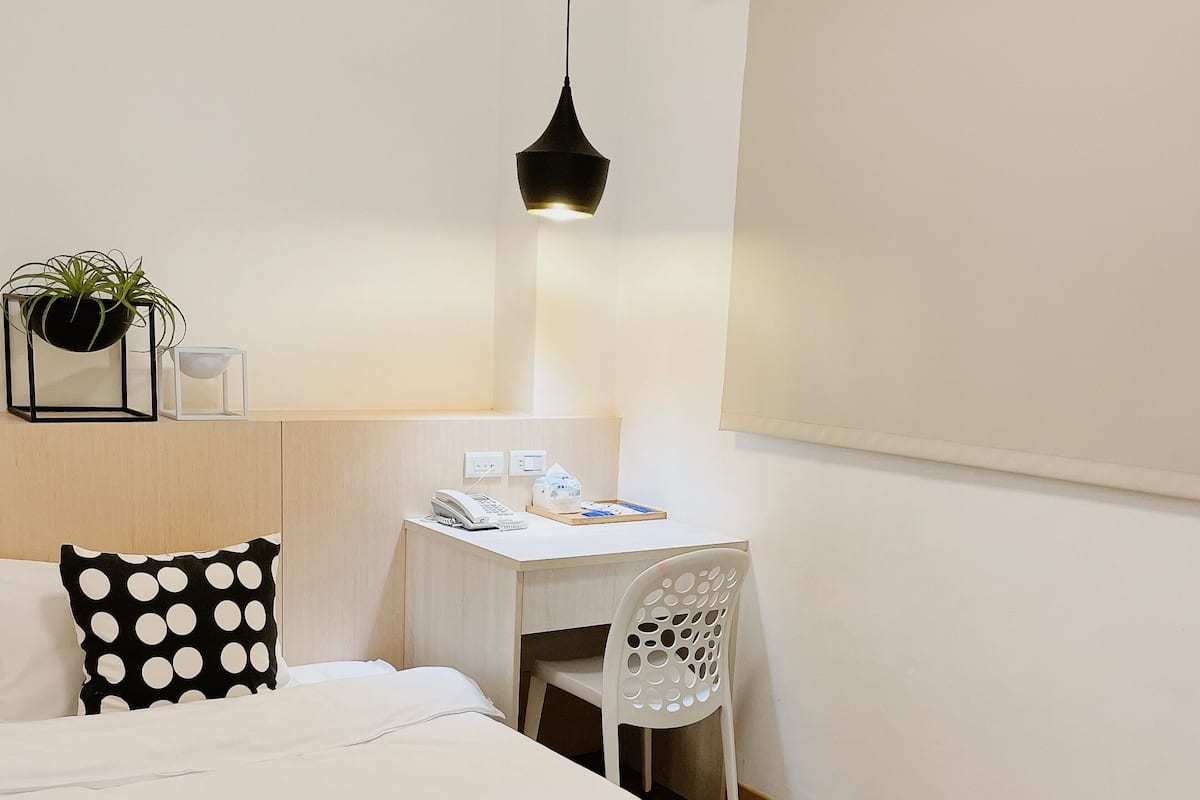 Standaard eenpersoonskamer (no parking) | 1 slaapkamer, luxe beddengoed, een bureau, verduisterende gordijnen