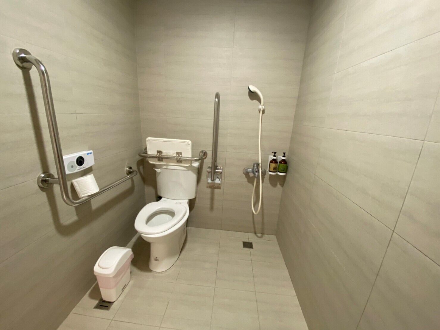 barrier-free room ( no parking) | bathroom | shower, hair dryer, slippers, electronic bidet