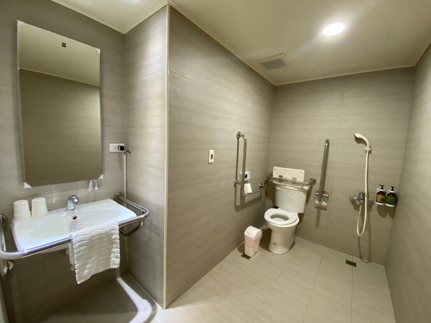 barrier-free room ( no parking) | bathroom | shower, hair dryer, slippers, electronic bidet